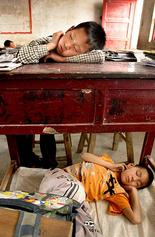 乡村小学的孩子们就这样躺在地上午休