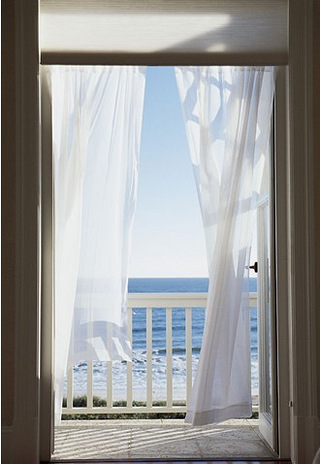 海风吹动我们的白色窗帘, 带来了大海的气息.