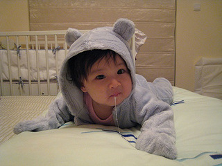 三个月的宝宝躺着吃奶好不好?有什么影响?