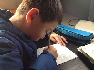 【学妈日记】寄宿小学--纠结的一年级小男孩_