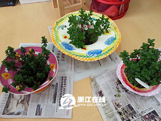 旧草帽变身小花盆 幼儿园环保活动迎第45个世界地球日
