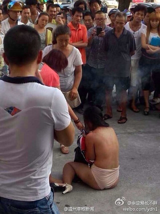 小三上门谈判原配当街掌掴 小三衣服几被撕光