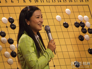 2010年,媒体曝光28岁围棋美女毛昱衡和52岁宋卫平的恋情.