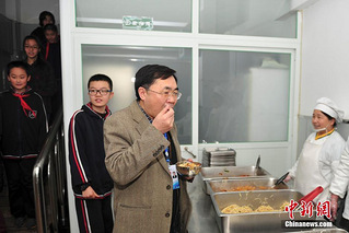 一小学校长陪餐尝菜保学生食品安全_教育_杭