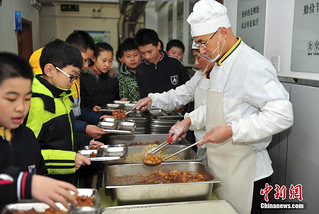 一小学校长陪餐尝菜保学生食品安全_教育_杭
