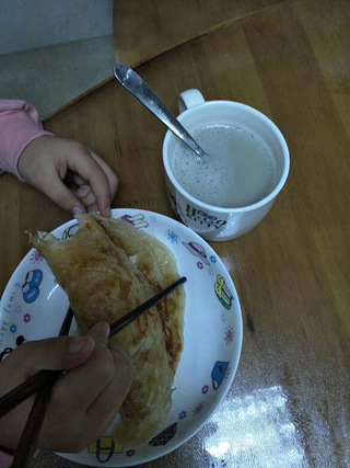 简单早餐                               自己做的豆浆和手抓饼,简单