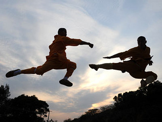 武僧们表演的五祖拳,铁头功,器械对练等精彩武术让摄制组成员和现场