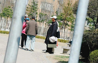 拉到公园小树林里就干龌龊事……图片