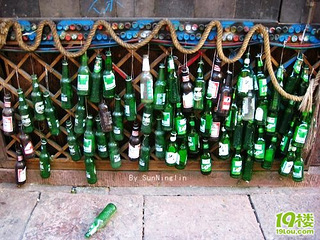 有很多这样的啤酒瓶挂在很多店门口,哪怕不是酒吧.满好看的样子.