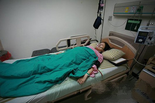 孕妇医院分娩全程实拍 羊水破膜而出,在医院待产.