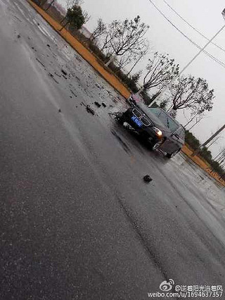 平湖:新凯路新兴一路路口发生车祸 出租车严重