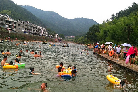 天气太热 去桐庐芦茨湾 游泳去了