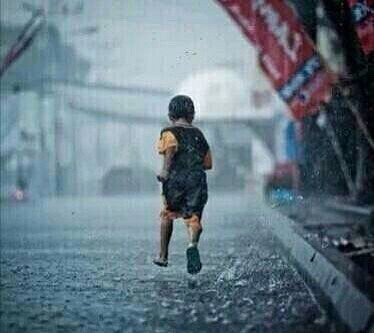 狂风暴雨来袭,没带伞的孩子只能不断奔跑.