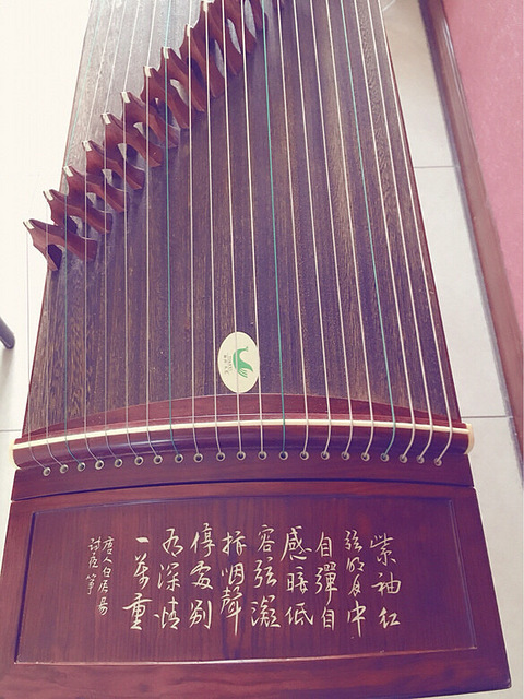 现有一台九层新扬州天艺古筝,现低价转让两