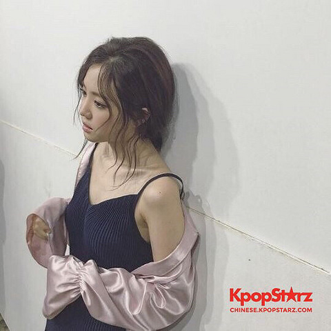 Apink孙娜恩一改清纯形象身穿吊带裙散发性感