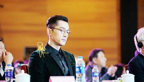 胡歌正装参加自然保护周启