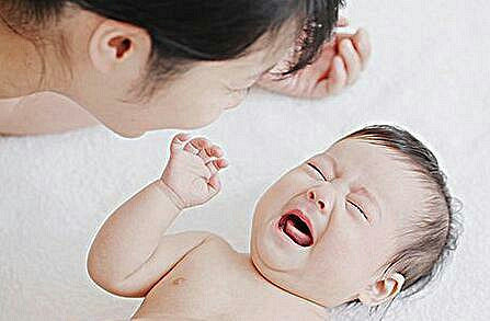 宝宝一到晚上哭闹不止是一大警钟,妈妈需重