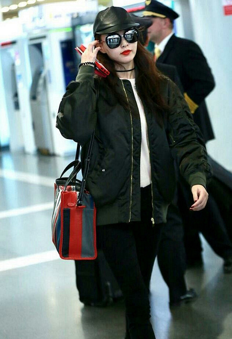 唐嫣一身潮装赶赴平安夜,规规矩矩穿夹克装又