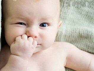 宝宝老是打嗝怎么办?爸妈要小心了!这可能是身