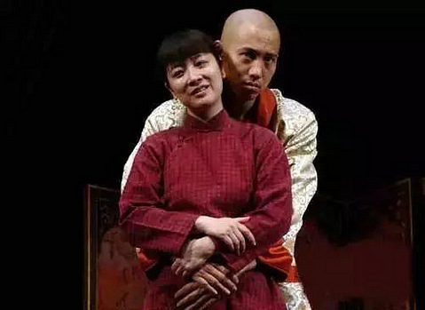 陈小艺和徐昂在两年间被拍到了两次举止亲密,甚至激吻的照片