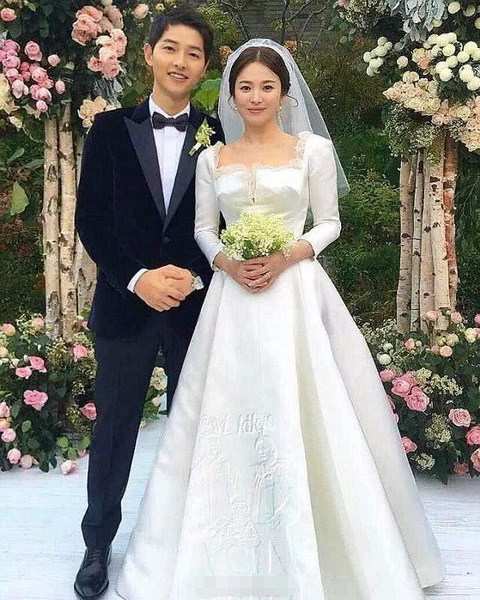 双宋婚后越来越有"夫妻相",宋仲基连签名都变得跟宋慧乔一样