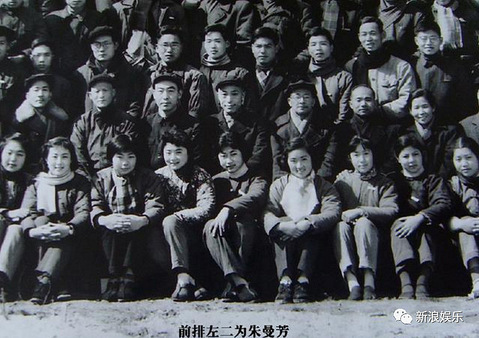 邬君梅出生在上海一个很温馨的家庭,父亲是大学教授,名叫邬承业.