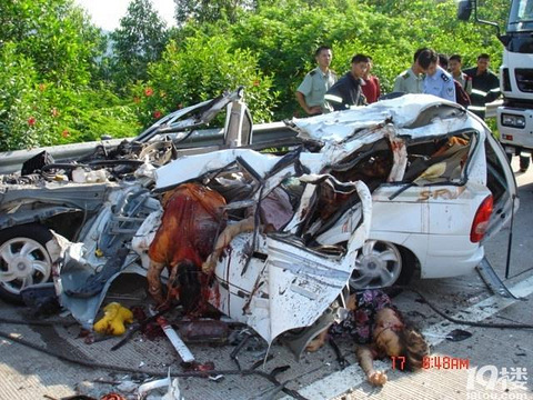 极度恐怖的高速车祸!重口味!切记安全行驶!!