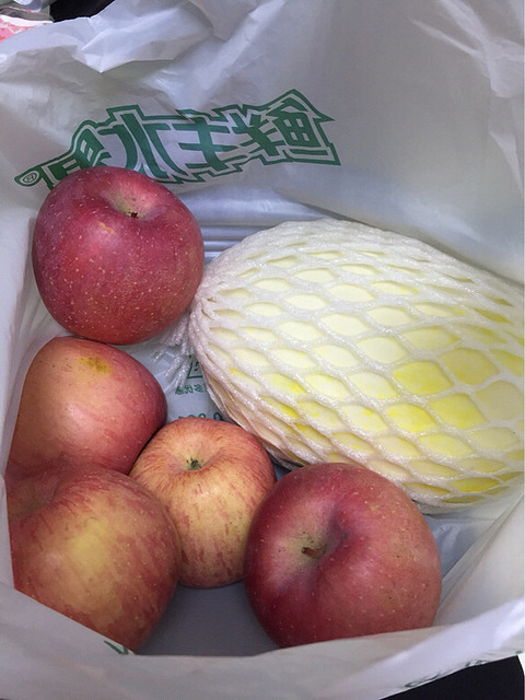 晚上只吃一个苹果,哦耶,减肥成功。晚安!