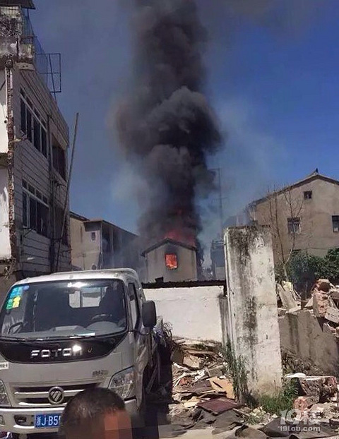 下午黄岩红四菜市场旁边这里有房子着火,黄岩