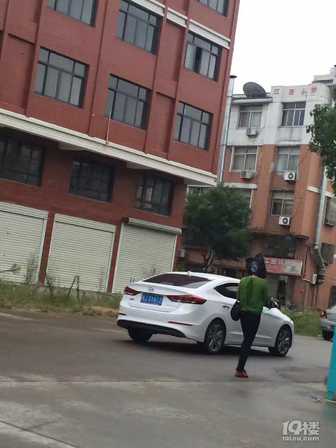 这是多大的雨把塑料袋套在头上 想笑死人吗