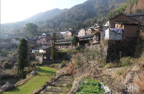 出游小记:仙居秋山乡叶岩头村,也叫隐岩头村,整个村庄采用退叠式联排