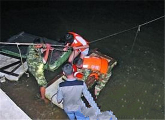 ���糱ˮ������ɳ̲��ɢ����Χ��