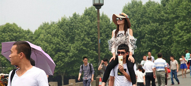 绝对中国好男友!让女友骑着逛西湖!