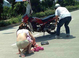 【农行有图有真相87期】姑娘坐 摩的 衣服被卷