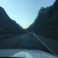 �����������š����ţ��ڸ���·���˿�Ħ��