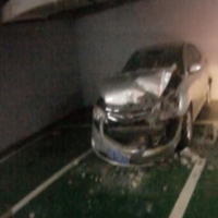 ����ͣ�ڳ���ȴ��Ŀȫ�ǣ��ֳ�ȫ����ʯ