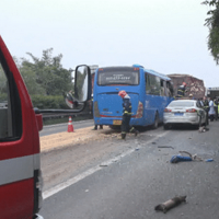 �������ͭ���������ƻ�ͨ������׷β�¹ʣ����˱���15������