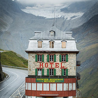 ��ʿ������ɽ�ڰ�ɽ���ϵ�С�ùݣ������ʳ�ͣ�Ķ���