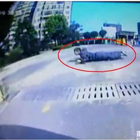 �к�С���︩ſ����ͻȻ����ʻ����ǰ�ᴩ���ҳ�ŭ�Ƴ�������