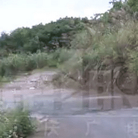 ɳ����ѧ��ĳ��ɽ��·��Ů˾���������±� һ�߲�ɲ��һ������Ƶ