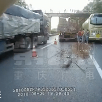 ���仯˲��ʧ�����ͳ�һͷײ�ϴ����