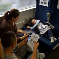 ���˺��ӣ��Ͷ��˸�ĸ�İ�