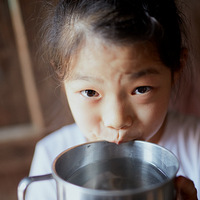 �����ٽ�����ȴ��һ˫��ˮϴ�����۾���