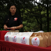 ����һȺ���裬�ڸ���ɽ��Ϊĸ��ι������