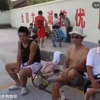 ���Ѱǳ����ֿ����յ���Ƭ��ͬ��ѧ��װ����������ͦ�ӵ�����