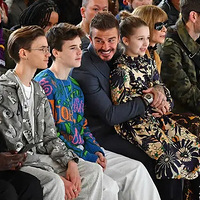 ���˺�ķ������Ů��ū����ֱ����С�ߵ�����ɳ��