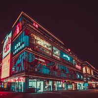 ץס8�µ�β�ͣ�������������һ�����ˣ�С���С��綼ʢװ��ϯ