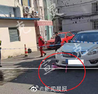 磡6ŮͯС滬岻ұѹĸ׾ںǰ