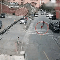 8СͻȻ̽ͷűײѪ¹ʣ˭