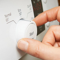 ϴ����վ��ǽ�������ˣ������Ͻ���Ů����һ�����ڸ�����